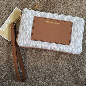 MK Medium Signature Bedford Wristlet